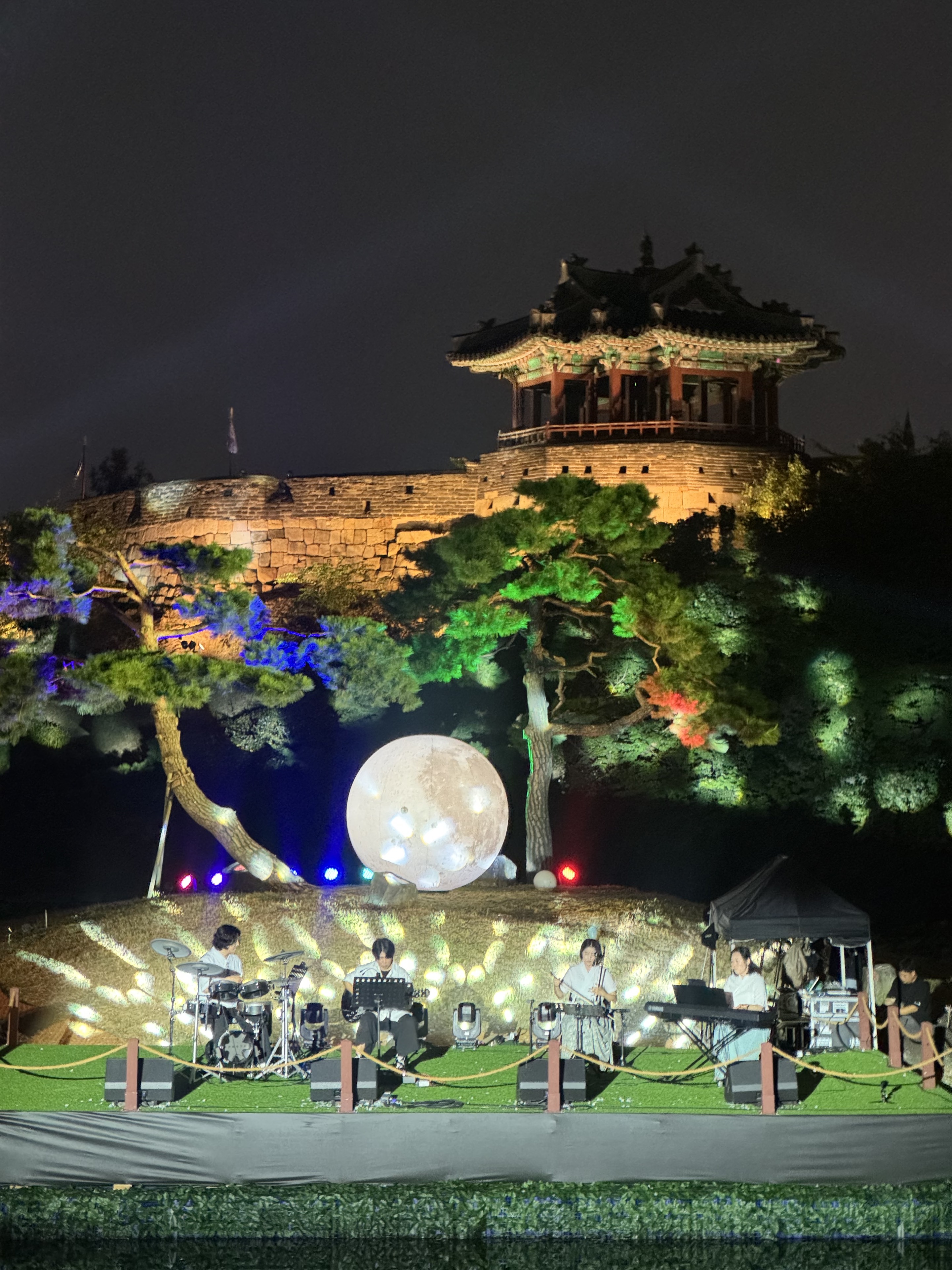 수원 화성 야간 무대에서 공연하는 FROM310